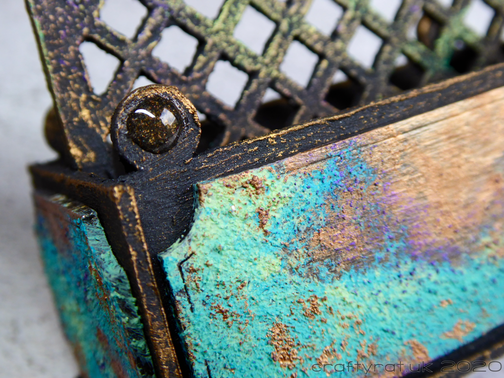 A close-up of the planter focused on the drop of glossy acents.